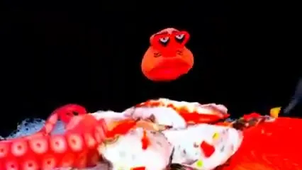 Красный монстр над суши