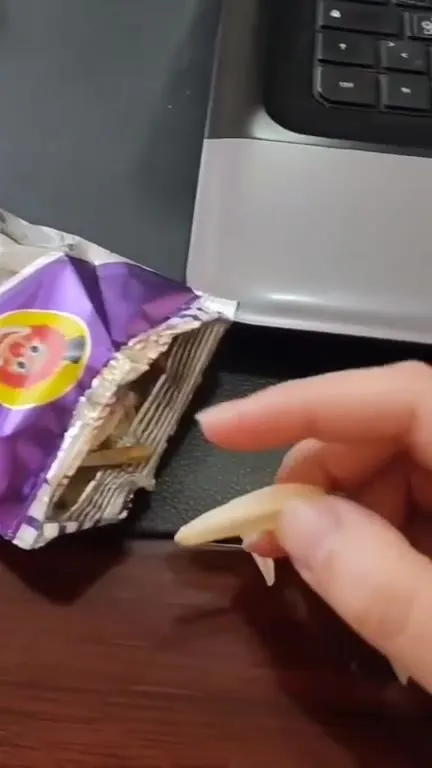 Лицо на банановом чипсе