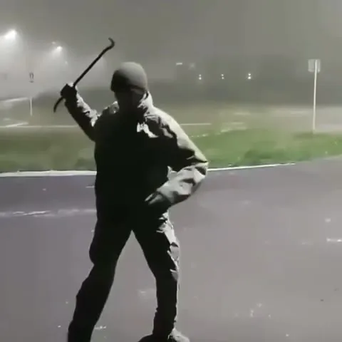Солдат танцует и падает