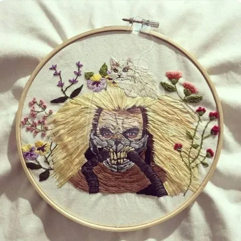 Кот на соломенном монстре