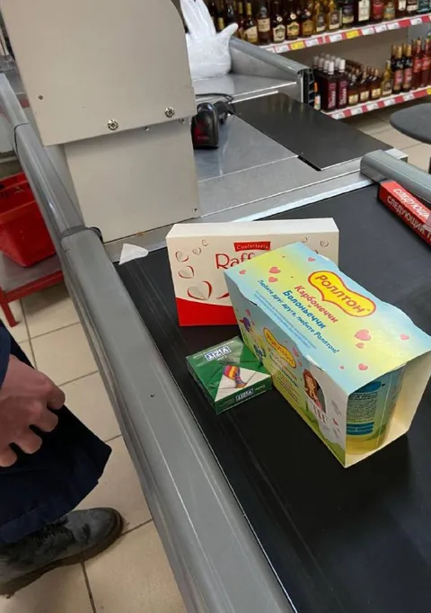 Сладости на кассовой ленте