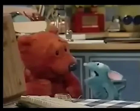 Miś wychodzi ze składu