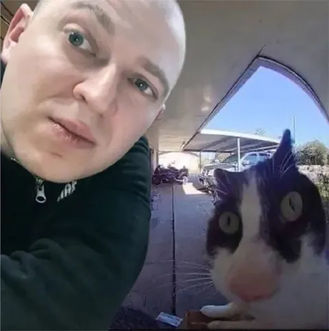 Мужчина и удивлённый кот