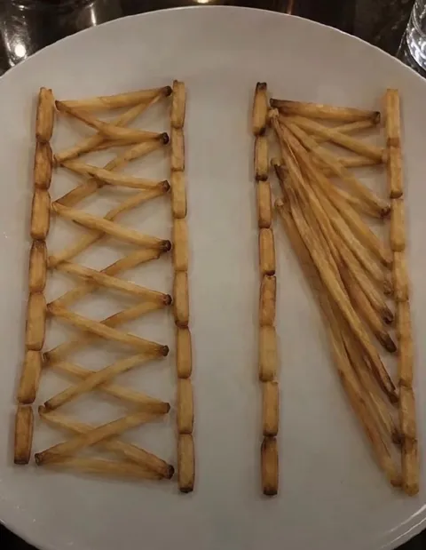 Хлебные палочки на тарелке