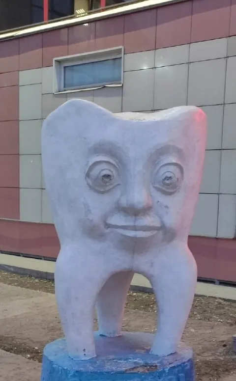 Странная скульптура зуба