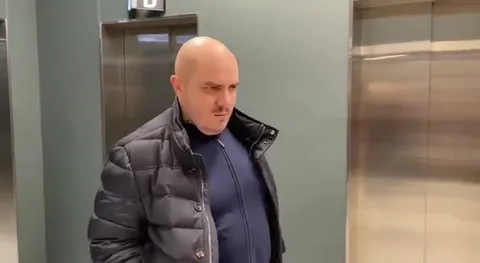 Мужчина недовольно ждёт лифт