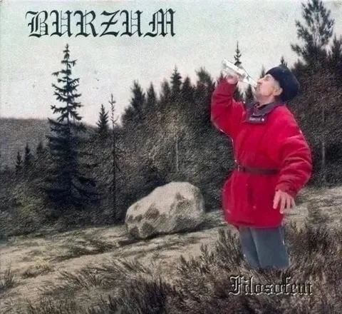 Человек пьёт в лесу
