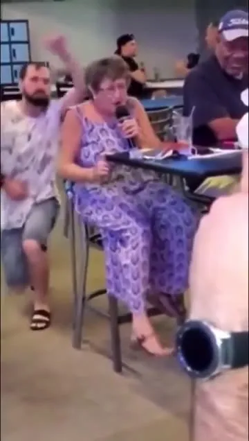 Бабушка поёт рок в караоке