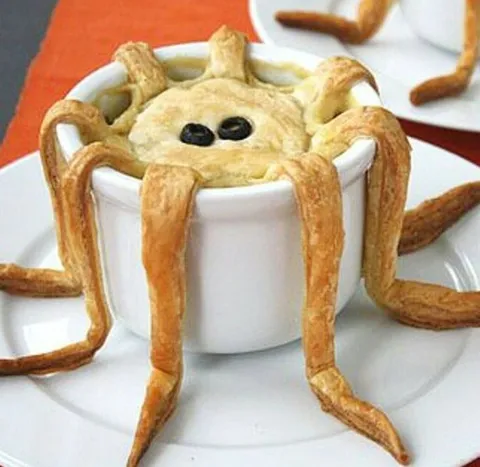 Чашка с пауком из теста