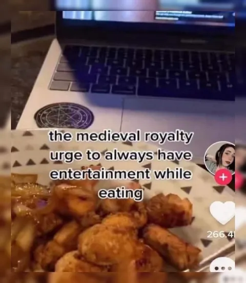 Medieval Royalty Entertainment While Eating