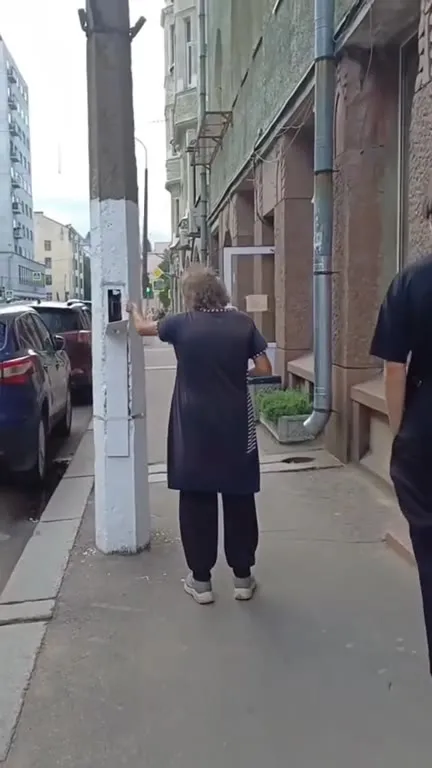 Женщина исчезает за столбом