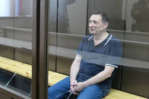 Мужчина за стеклом в суде