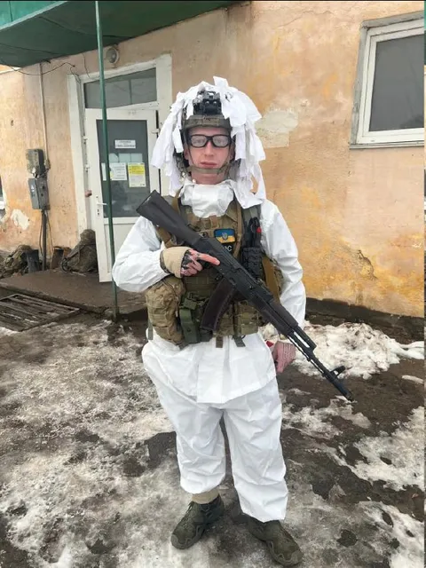 Солдат в белом камуфляже
