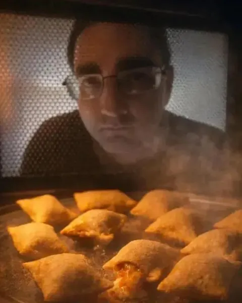 Мужчина смотрит на пирожки