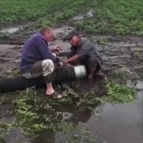 Монтаж газопровода в грязи