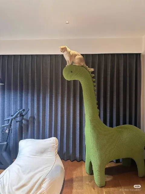 Кот на динозавре