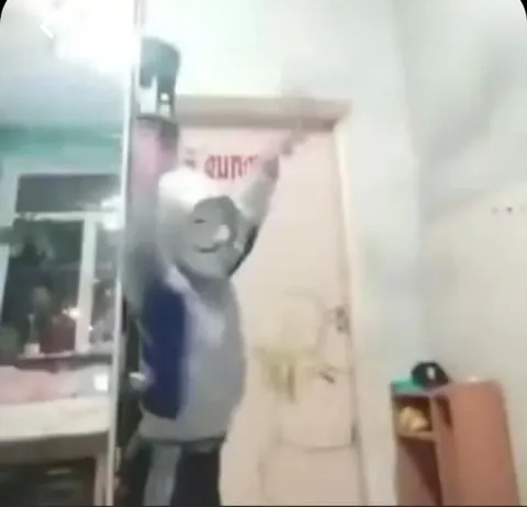 Человек танцует под глупый бит