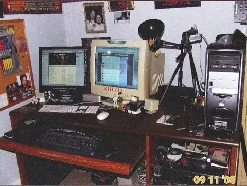 Компьютерный сетап из 2000-х