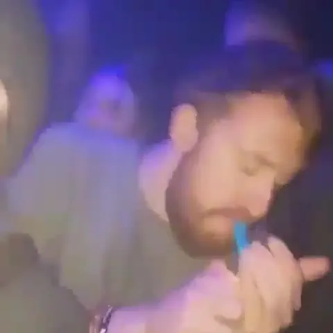 Мужчина танцует с вейпом