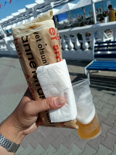 Шаурма и пиво на пляже