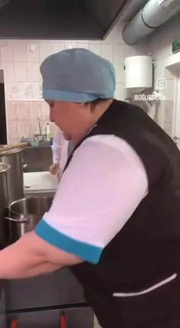 Ирина Николаевна пробует воду