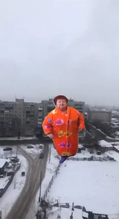 Супергероиня над заснеженным городом