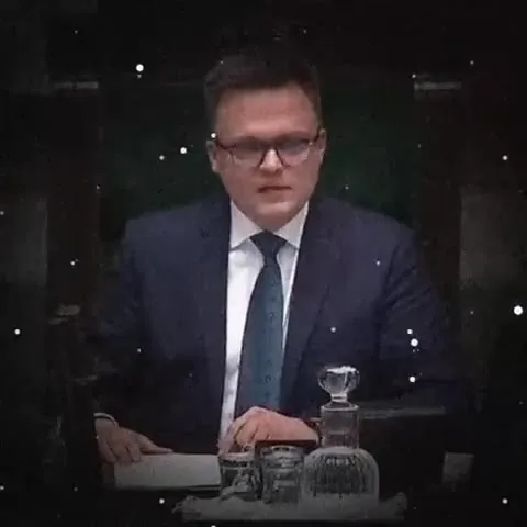 Серьёзный мужчина внезапно встаёт