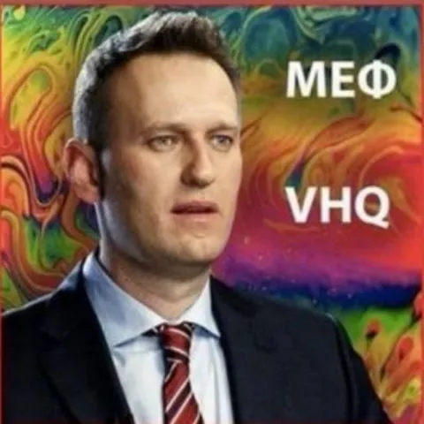 Озадаченный мужчина на ярком фоне