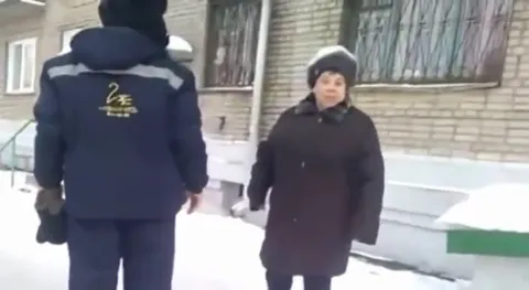 Зимняя компания во дворе