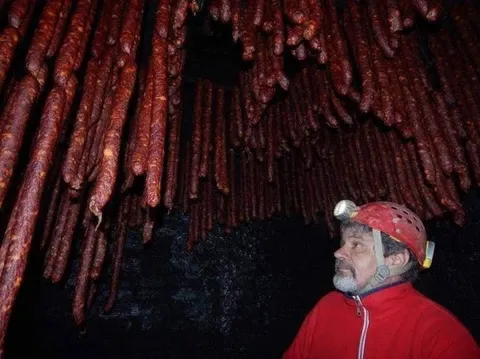 Мужчина в пещере колбасы