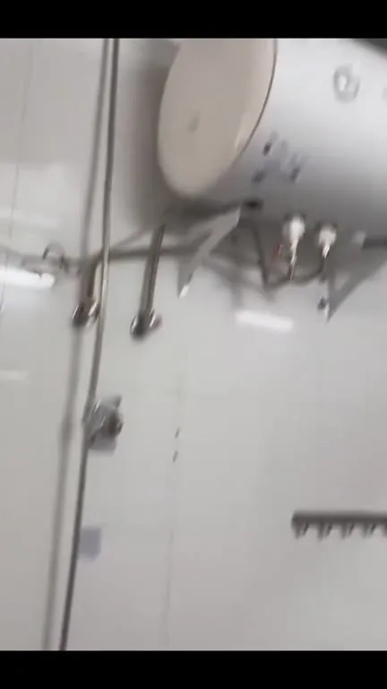 Неожиданный душ в ванной