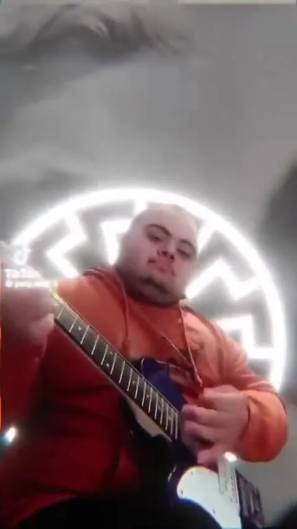 Гитарист под How You Remind Me