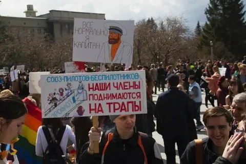 Наши члены поднимаются на трапы