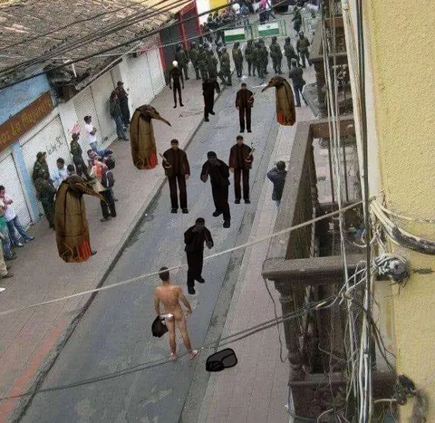 Странная толпа на улице
