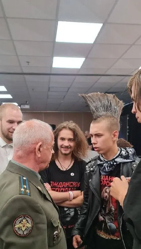 Военный спорит с панками