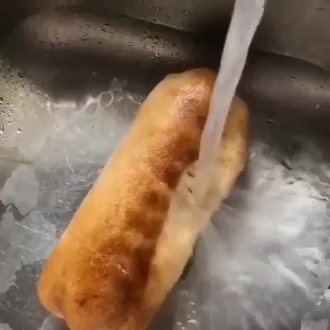 Мытьё булочки под краном