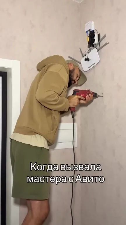 Мастер с Авито чинит розетку
