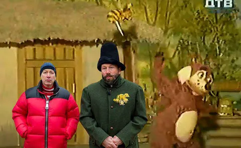 Двое мужчин и танцующая обезьяна