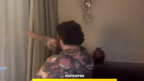 Маркарян у окна