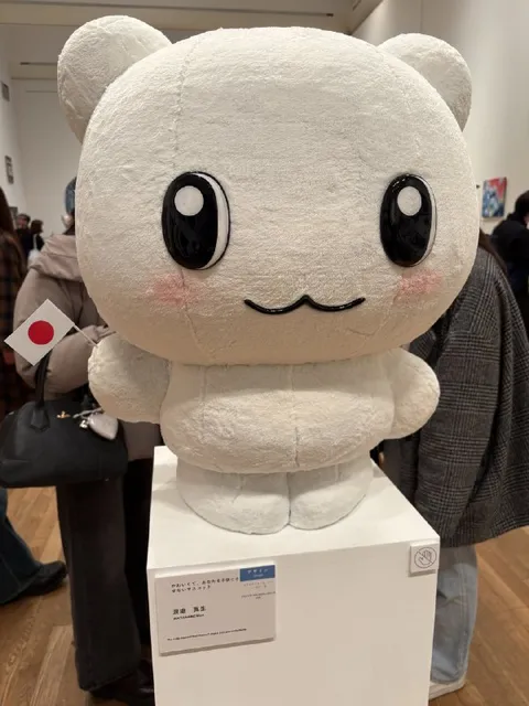 大きな白いマスコット
