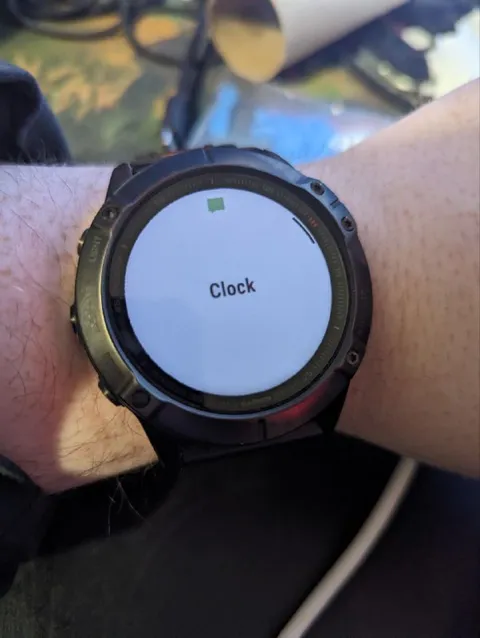 Часы показывают Clock