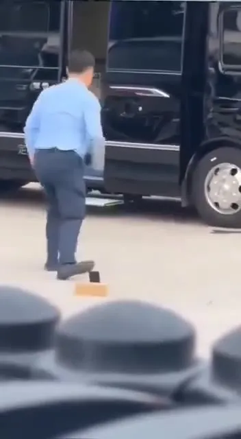 Откуда он столько переодевается