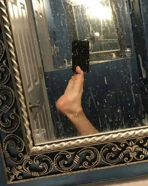 Селфи ногой в зеркале