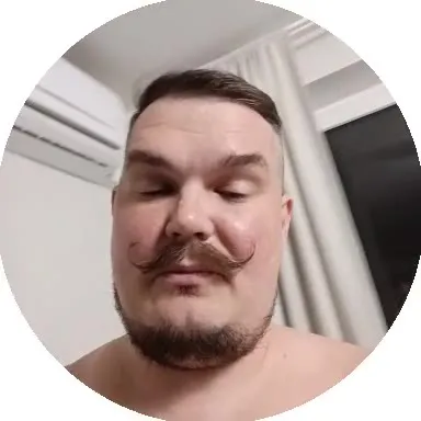 Усатый мужчина пьёт пиво