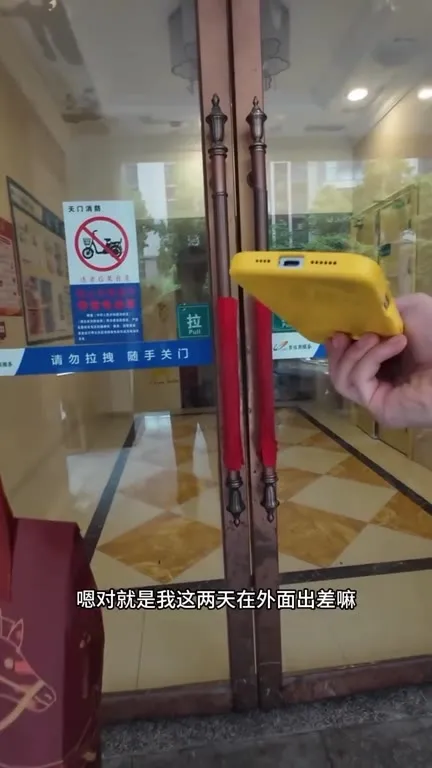 外卖员帮忙喂猫