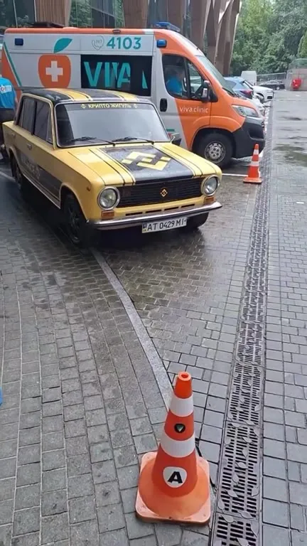 Крипто Жигули возле скорой
