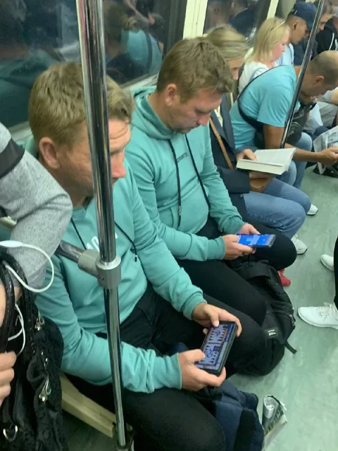 Двойники в вагоне метро