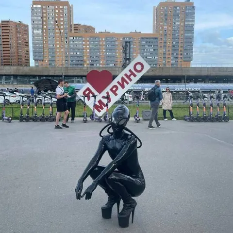 Чёрная статуя на фоне любви