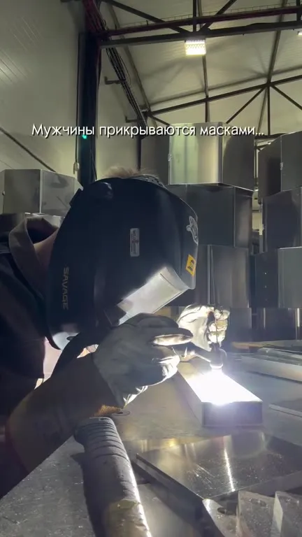 Мужчины снимают маски
