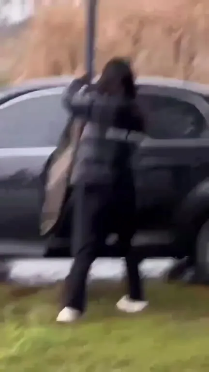 Женщина не может пройти мимо столба